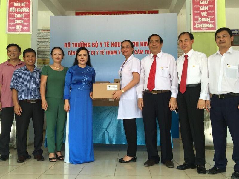 Bộ trưởng Bộ Y tế Nguyễn Thị Kim Tiến trao tặng thiết bị y tế cho trạm Y tế Cẩm Thành