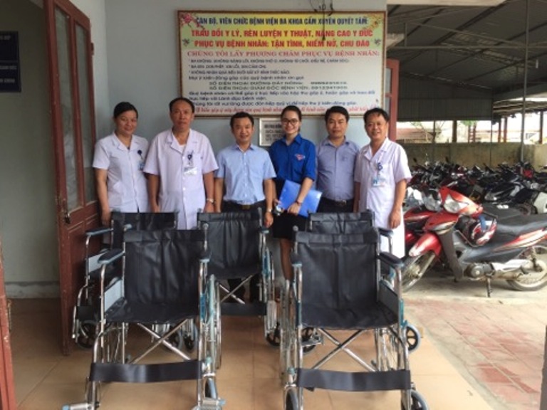 BIDV chi nhánh Kỳ Anh trao tặng 05 xe lăn cho Bệnh viện đa khoa Huyện Cẩm Xuyên