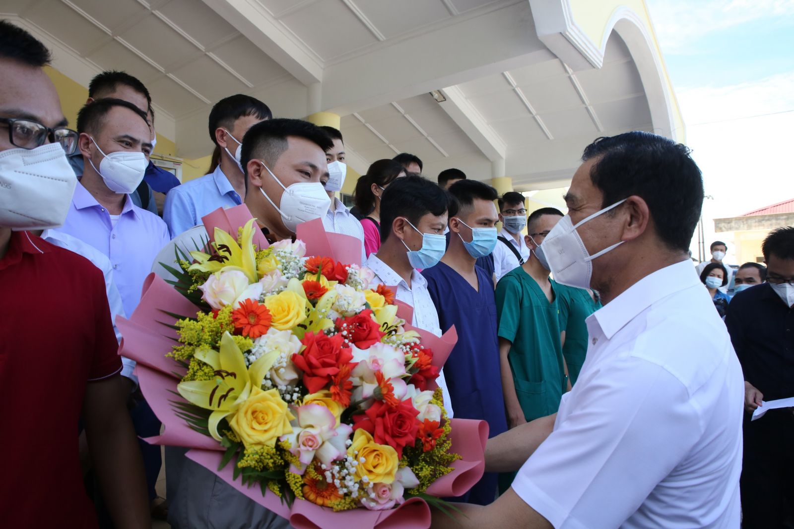 Lãnh đạo tỉnh Hà Tĩnh tiễn đoàn 31 cán bộ y tế vào hỗ trợ Bình Dương chống dịch