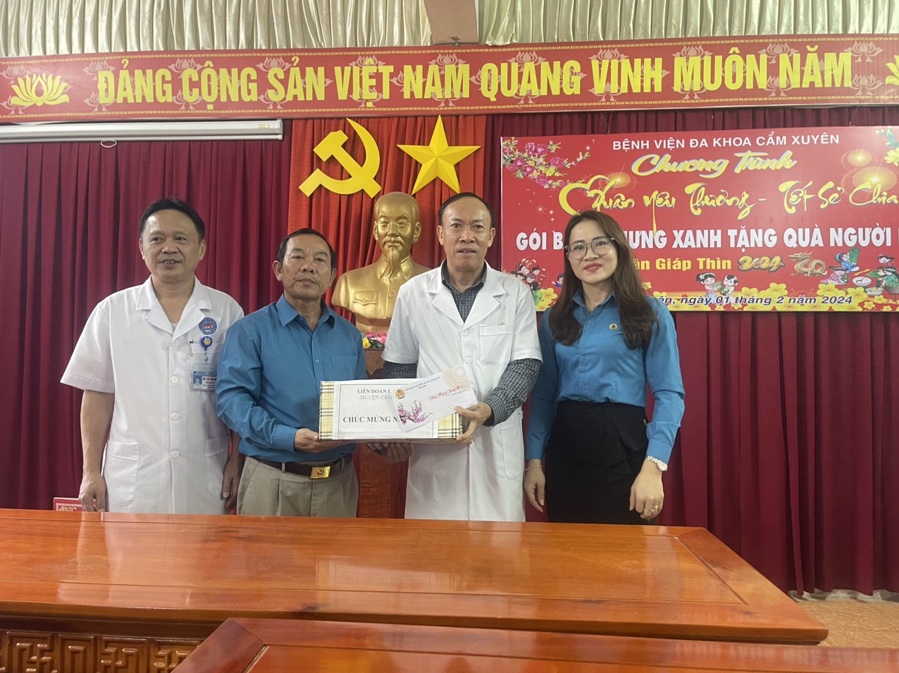 Liên đoàn lao động huyện  Cẩm Xuyên chúc tết bệnh viện Cẩm Xuyên
