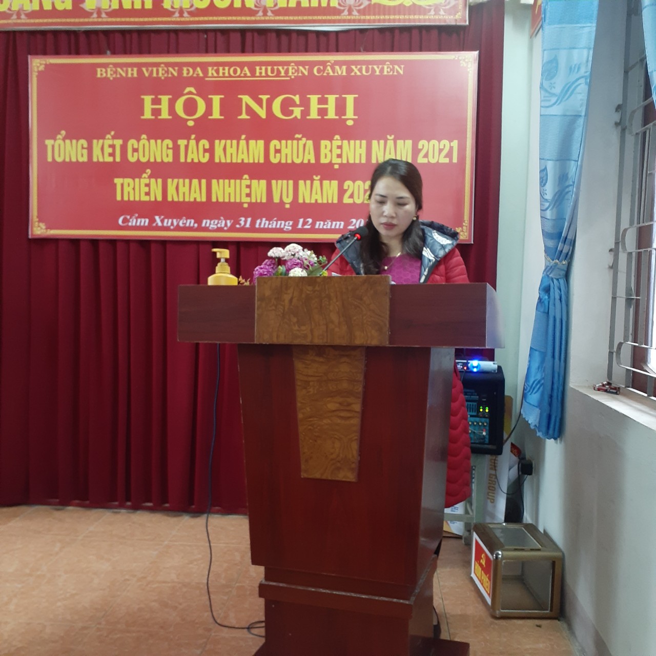 Bác sĩ Trần Thị Minh- Tp KHTH đọc báo cáo tổng kết năm 2021, phương hướng nhiệm vụ năm 2022
